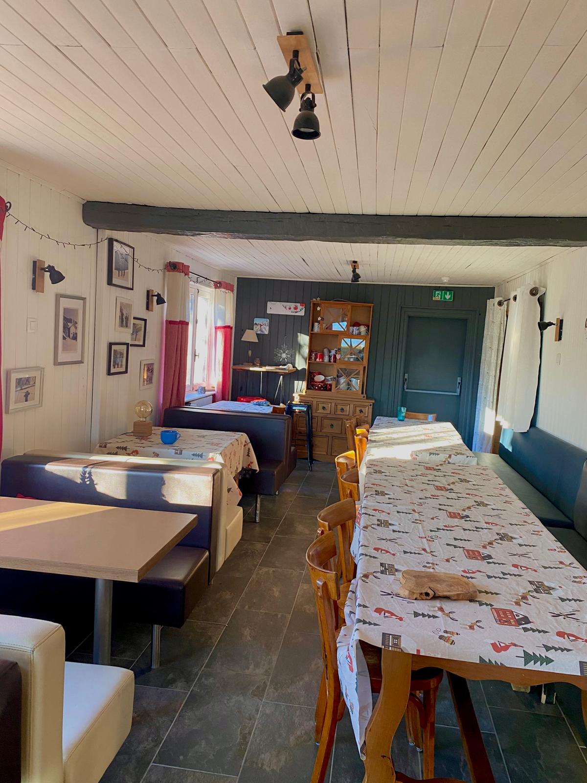 Tables et banquettes de la salle à manger