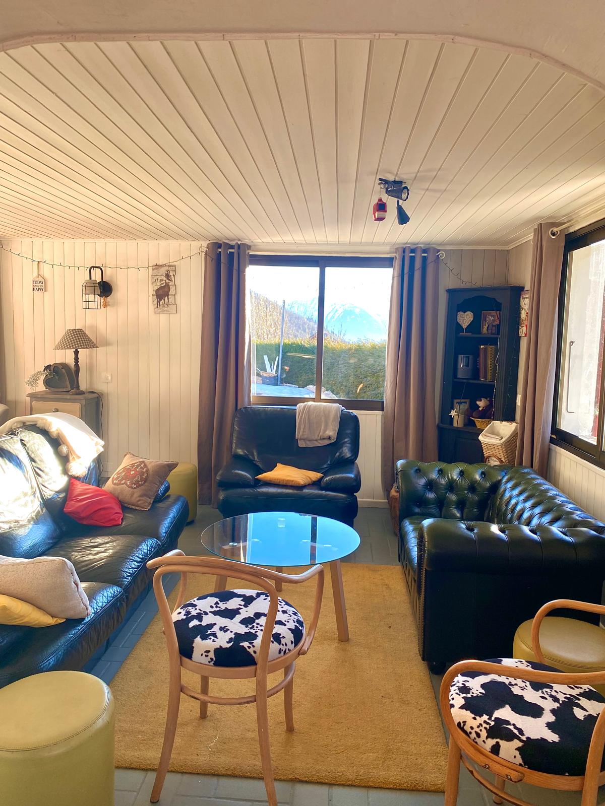 Salon cuir avec vue sur la vallée