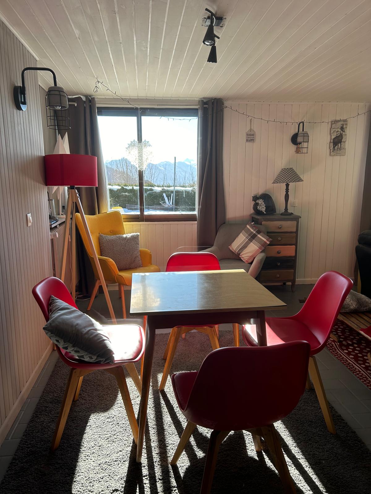 Salon du chalet Les Airelles avec vue sur les montagnes