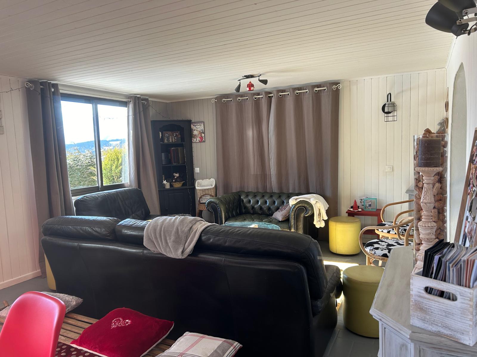 Salon clair avec vue sur la vallée