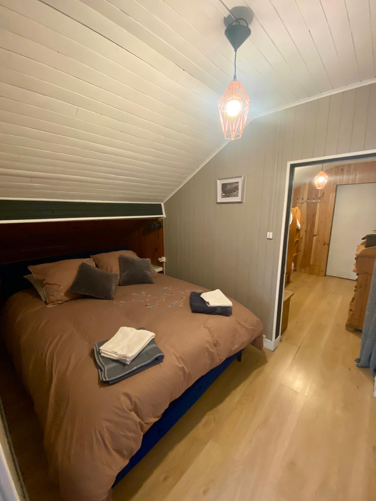 Chambre au deuxième étage avec lit double
