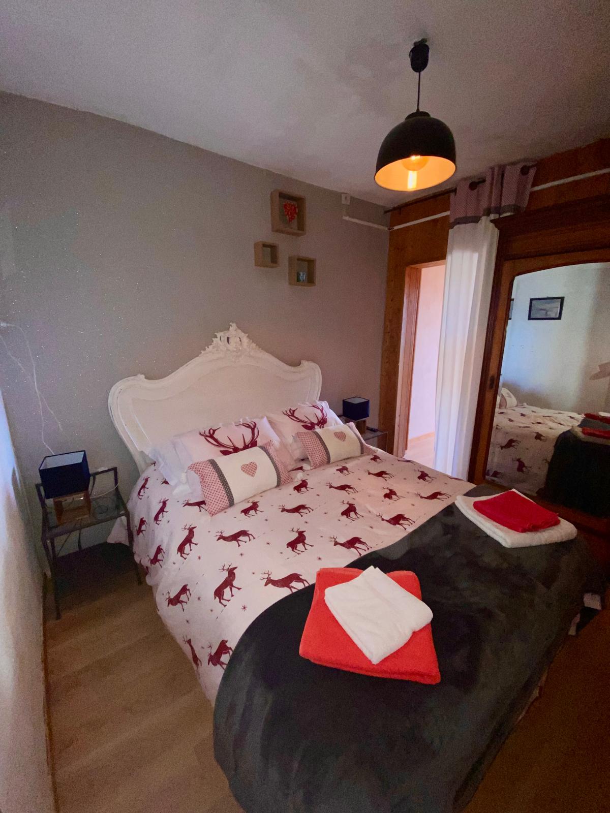 Lit double dans une chambre du chalet Les Airelles
