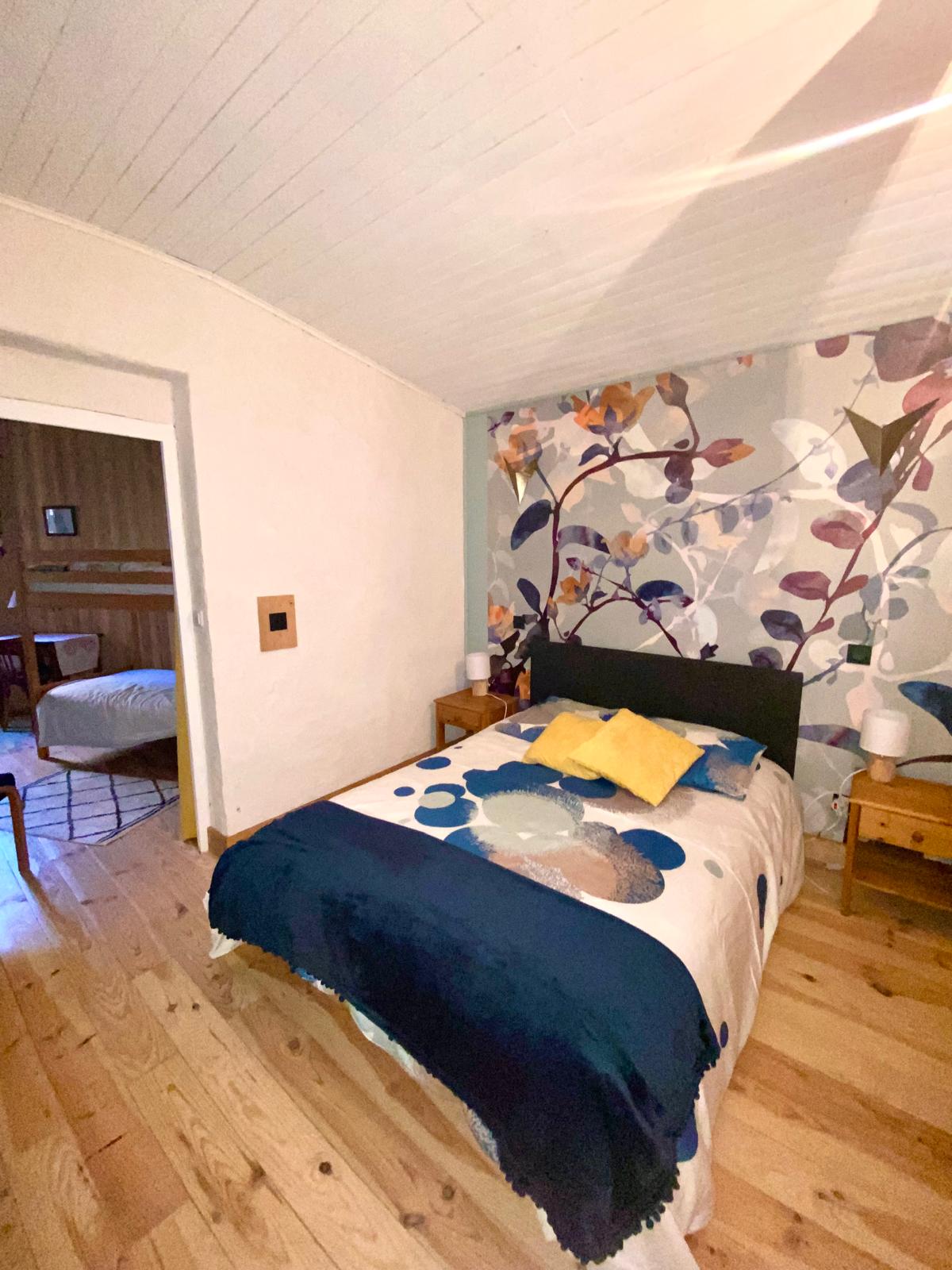 Chambre avec lit double et papier peint floral