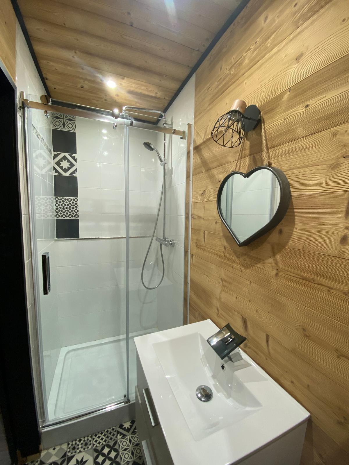 Salle de bain moderne avec douche à l’italienne