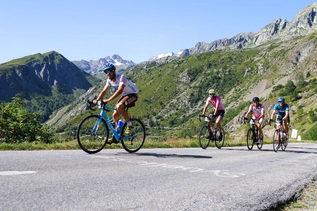 Cyclistes en ascension sur le Col de la Madeleine