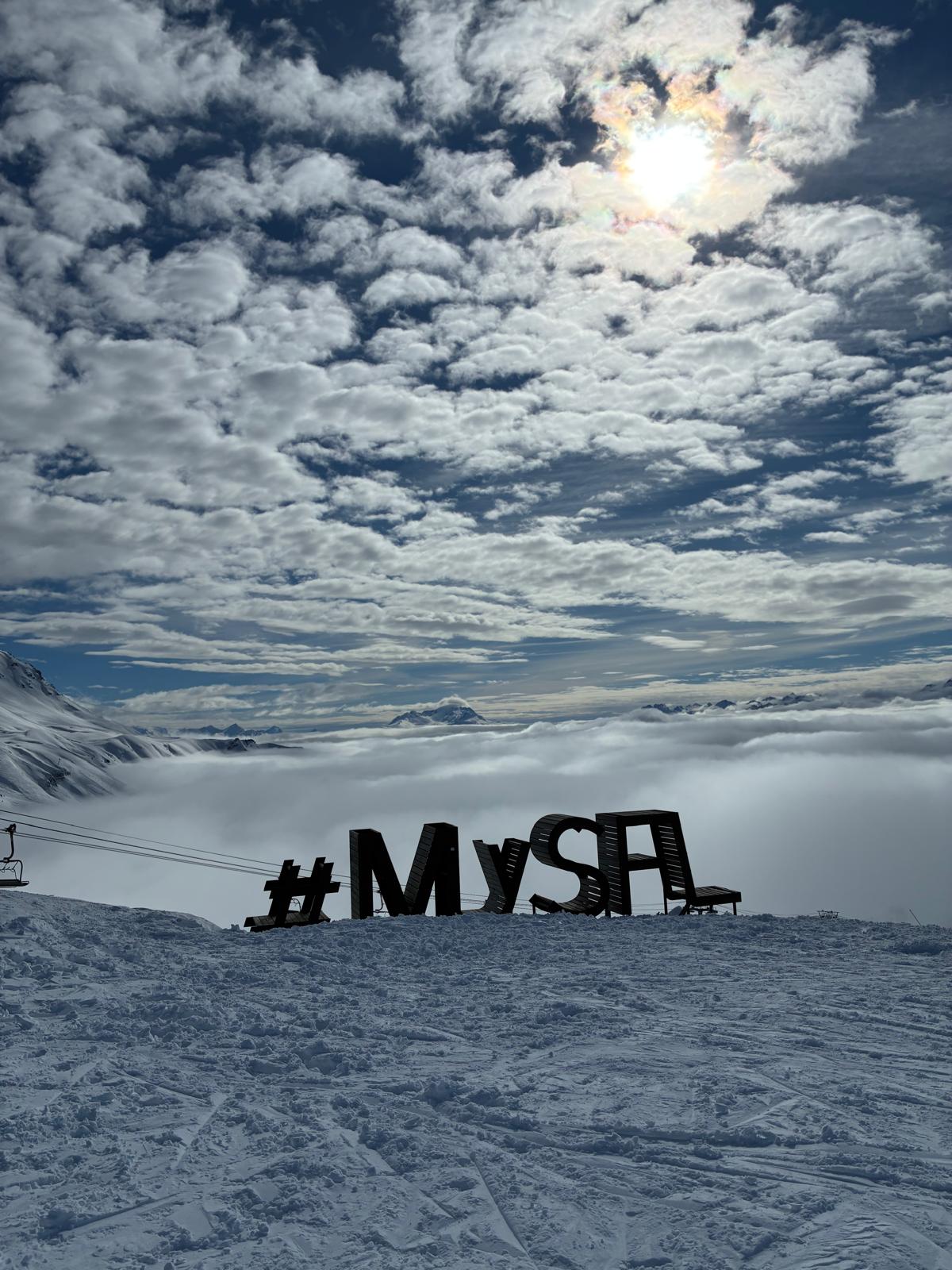 Panneau #MYSL au-dessus d’une mer de nuages