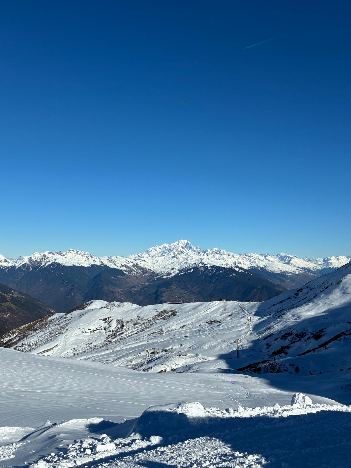 Panorama de pistes avec vue sur le Mont-Blanc